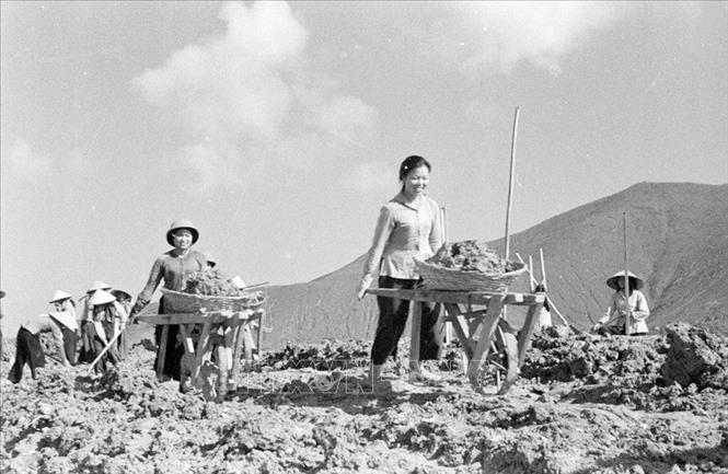 Trong ảnh: Nhờ sử dụng công cụ cải tiến, thường xuyên tổ chức dây chuyền sản xuất, Tổ 9, Đội 609, Chi đội 6 TNXP chống Mỹ, cứu nước Nghệ An luôn đạt năng suất cao, vượt mức sản xuất bình thường từ 5 đến 20%. Ảnh: Văn Sắc – TTXVN