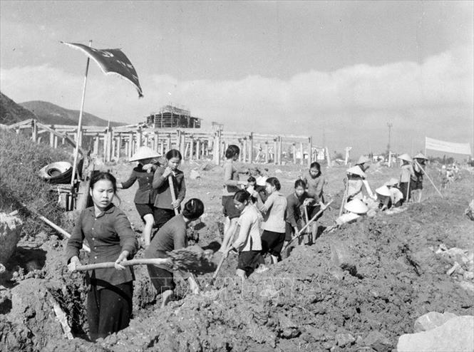 Trong ảnh: Đội thanh niên chủ lực đảm bảo giao thông thành phố Vinh (Nghệ An) dũng cảm 45 ngày đêm liên tục vượt nhiều khó khăn để lấp hố bom, sửa đường cho xe đi. Ảnh: Văn Sắc – TTXVN