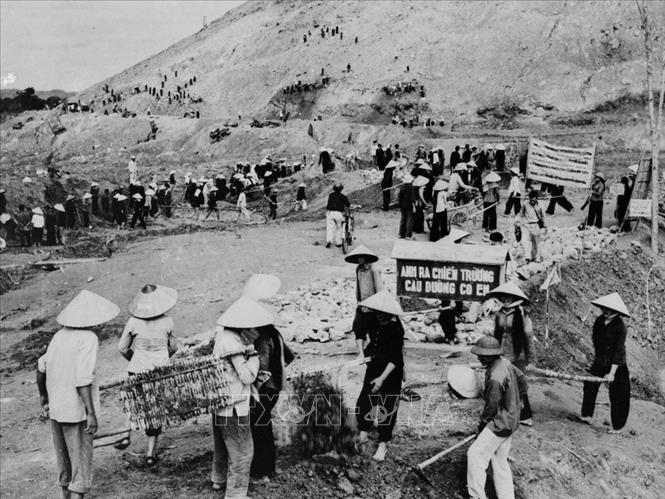 Trong ảnh: Trên tuyến đường Trường Sơn trong kháng chiến chống Mỹ, cứu nước, lực lượng TNXP luôn có mặt ở những điểm nóng, dũng cảm quên mình lao động để đảm bảo con đường thông suốt. Ảnh: TTXVN