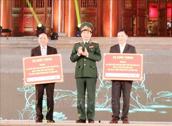 Trong ảnh: Lãnh đạo Bộ Quốc phòng trao quà cho đại diện các gia đình cựu TNXP Đại đội 915 của tỉnh Thái Nguyên và Bắc Kạn, ngày 24/12/2019, tại Khu di tích lịch sử Thanh niên xung phong Đại đội 915, thành phố Thái Nguyên. Ảnh: Hoàng Nguyên – TTXVN 