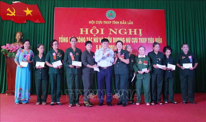 Trong ảnh: Hội cựu Thanh niên xung phong tỉnh Đắk Lắk trao quà tặng cho các nữ cựu TNXP không nơi nương tựa, có hoàn cảnh khó khăn, ngày 15/10/2019. Ảnh: Hoài Thu – TTXVN