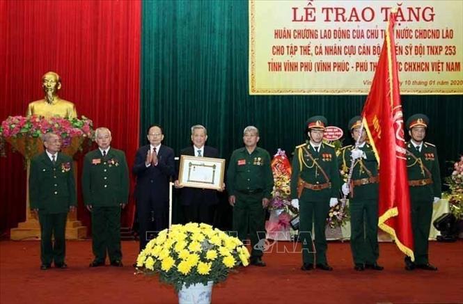 Trong ảnh: Ngày 10/1/2020, Hội cựu Thanh niên xung phong tỉnh Vĩnh Phúc tổ chức lễ trao Huân chương Lao động hạng Nhất, Nhì, Ba của Chủ tịch nước Cộng hòa Dân chủ nhân dân Lào cho tập thể và các cá nhân đội Thanh niên xung phong 253 tỉnh Vĩnh Phúc. Ảnh: Nguyễn Thảo - TTXVN