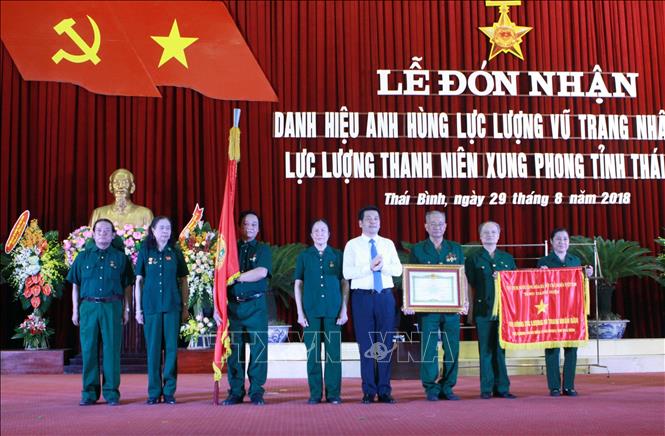 Trong ảnh: Lực lượng TNXP tỉnh Thái Bình đón nhận danh hiệu Anh hùng Lực lượng vũ trang nhân dân của Chủ tịch nước tặng, ngày 29/8/2018. Ảnh: Thế Duyệt – TTXVN