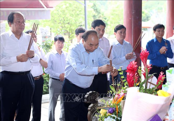 Trong ảnh: Sáng 20/7/2018, Thủ tướng Nguyễn Xuân Phúc đến dâng hương, hoa tại Khu mộ 13 Anh hùng liệt sỹ - Thanh niên xung phong tại Khu Di tích lịch sử Quốc gia Truông Bồn, tỉnh Nghệ An. Ảnh: Thống Nhất - TTXVN
