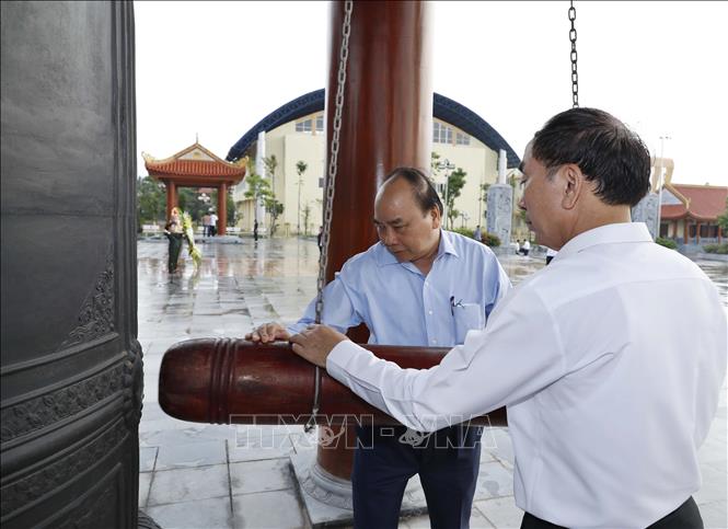 Trong ảnh: Sáng 24/8/2019, tại thành phố Thái Nguyên, Thủ tướng Nguyễn Xuân Phúc dâng hương tưởng niệm tại Khu di tích tưởng niệm các thanh niên xung phong Đại đội 915, Đội 91 Bắc Thái. Ảnh: Thống Nhất – TTXVN