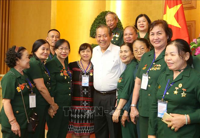 Trong ảnh: Chiều 17/7/2019, tại Hà Nội, Phó Thủ tướng thường trực Chính phủ Trương Hòa Bình tiếp Đoàn Ban liên lạc cựu các bộ, chiến sỹ TNXP Ban Giao vận Quảng Đà. Ảnh: Doãn Tấn - TTXVN