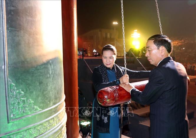 Trong ảnh: Chủ tịch Quốc hội Nguyễn Thị Kim Ngân thỉnh chuông tại Lễ dâng hương tưởng niệm 60 liệt sĩ Thanh niên xung phong Đại đội 915, đội 91 Bắc Thái hy sinh đêm 24/12/1972. Ảnh: Trọng Đức - TTXVN