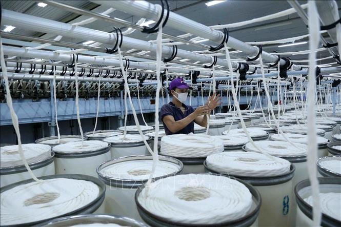 Trong ảnh: Công nhân làm việc trong dây chuyền sản xuất sợi tại nhà máy. Ảnh: Vũ Sinh - TTXVN
