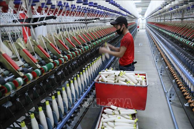 Trong ảnh: Dây chuyền sản xuất sợi tại nhà máy của Công ty CP VinaTex Hồng Lĩnh. Ảnh: Vũ Sinh - TTXVN