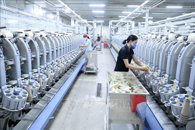 Trong ảnh: Dây chuyền sản xuất sợi tại nhà máy của Công ty CP VinaTex Hồng Lĩnh. Ảnh: Vũ Sinh - TTXVN