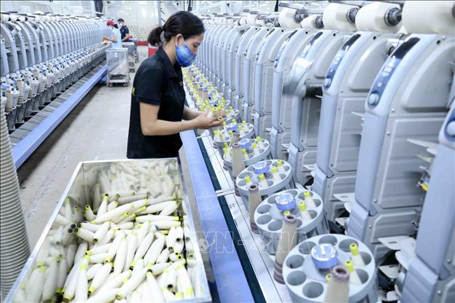 Trong ảnh: Dây chuyền sản xuất sợi tại nhà máy của Công ty CP VinaTex Hồng Lĩnh. Ảnh: Vũ Sinh - TTXVN