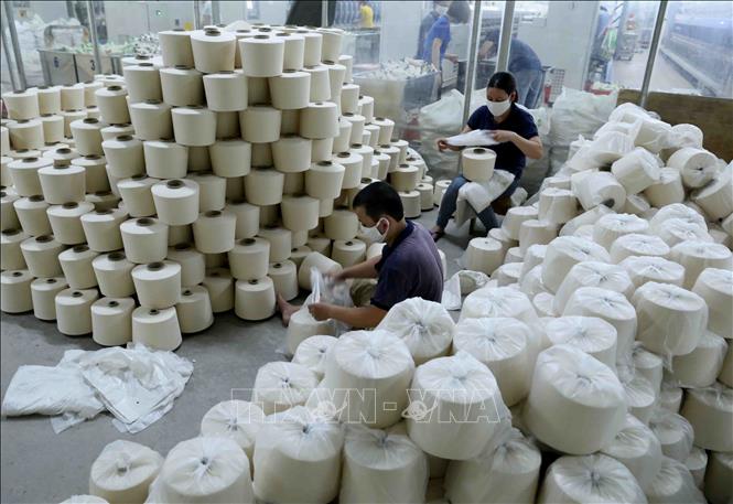 Trong ảnh: Đóng gói sản phẩm sợi thành phẩm. Ảnh: Vũ Sinh - TTXVN