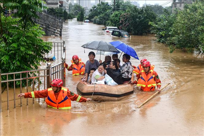 Trong ảnh: Lực lượng cứu hộ sơ tán người dân khỏi vùng lũ tại Cửu Giang, tỉnh Giang Tây ngày 8/7/2020. Ảnh: AFP/TTXVN