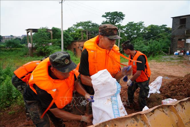 Trong ảnh: Binh sĩ Trung Quốc được tăng cường hỗ trợ người dân hộ đê ngăn lũ tại huyện Bà Dương, tỉnh Giang Tây ngày 12/7/2020. Ảnh: THX/TTXVN