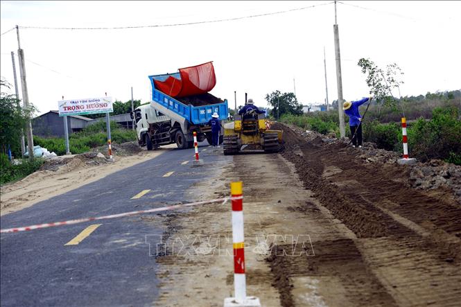 Trong ảnh: Thi công nền đường của phần mở rộng trên địa bàn tỉnh Bạc Liêu. Ảnh: Huy Hùng - TTXVN