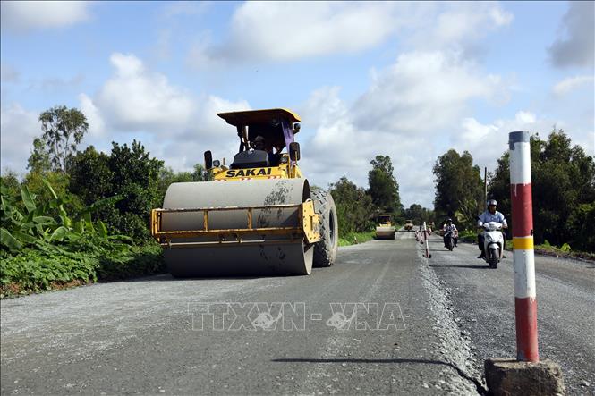 Trong ảnh: Lu lèn lớp cấp phối đá dăm trước khi thảm bê tông nhựa. Ảnh: Huy Hùng - TTXVN