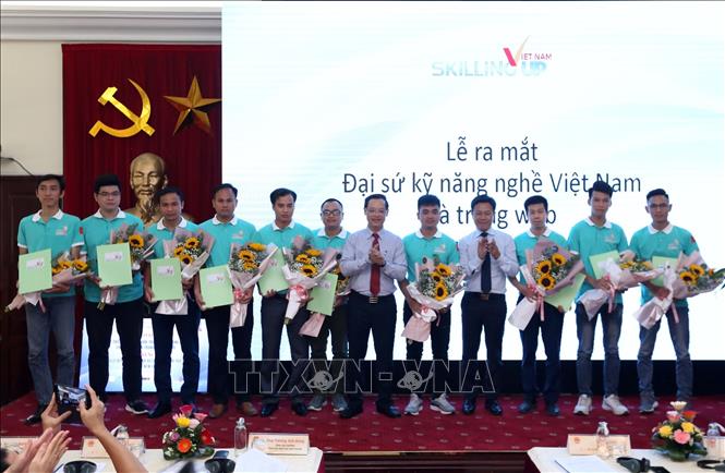 Trong ảnh: 10 Đại sứ Kỹ năng nghề Việt Nam ra mắt tại Hội thảo. Ảnh: Anh Tuấn – TTXVN