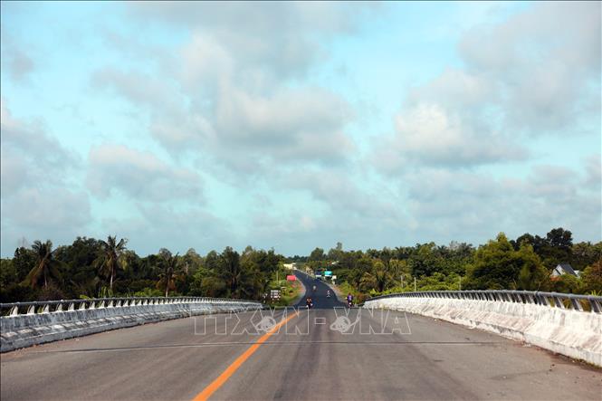 Trong ảnh: Một đoạn đường tại gói thầu XL1 trên địa bàn tỉnh Hậu Giang đã hoàn thành công tác thảm nhựa. Ảnh: Huy Hùng - TTXVN