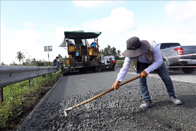 Trong ảnh: Thi công cấp phối đá dăm tại gói thầu số 2 trên địa bàn tỉnh Sóc Trăng. Ảnh: Huy Hùng - TTXVN