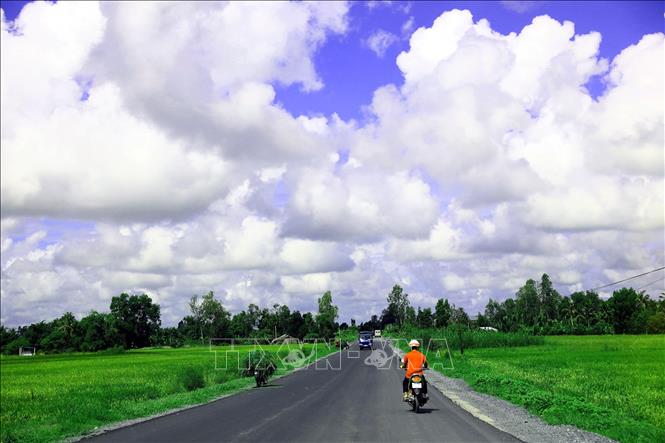 Trong ảnh: Một đoạn đường địa phận tỉnh Bạc Liêu đã hoàn thành công tác trải thảm nhựa. Ảnh: Huy Hùng - TTXVN