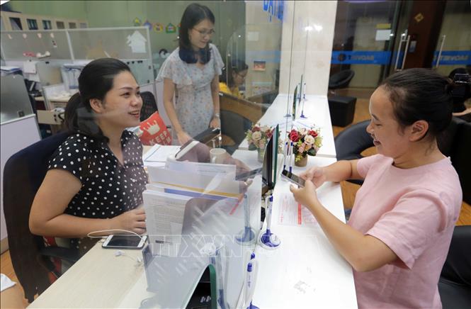 Trong ảnh: Khách hàng giao dịch tại Hội sở BVSC, số 72 Trần Hưng Đạo, Hoàn Kiếm, Hà Nội. Ảnh: Trần Việt - TTXVN
