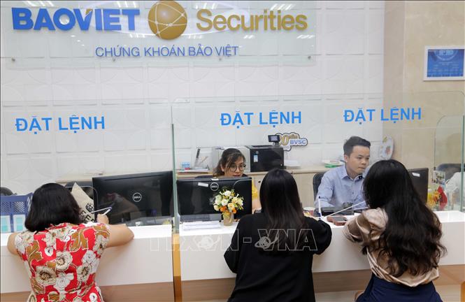 Trong ảnh: Khách hàng giao dịch tại Hội sở BVSC. Ảnh: Trần Việt - TTXVN