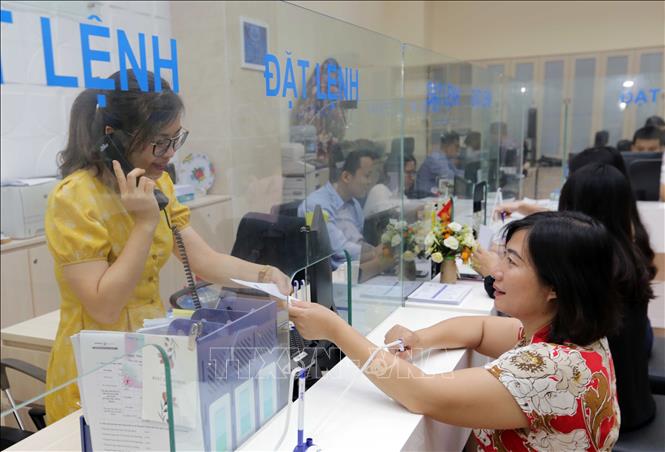 Trong ảnh: Khách hàng giao dịch tại Hội sở BVSC (Hà Nội). Ảnh: Trần Việt - TTXVN