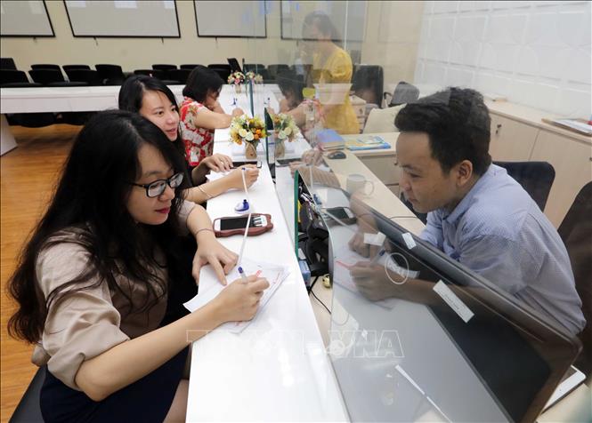 Trong ảnh: Khách hàng giao dịch tại Hội sở BVSC (Hà Nội). Ảnh: Trần Việt - TTXVN