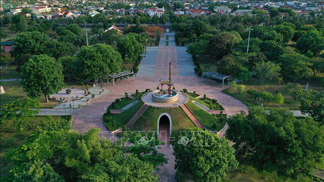Trong ảnh: Đài tưởng niệm các anh hùng liệt sỹ trong Thành Cổ Quảng Trị.  Ảnh: Hồ Cầu-TTXVN