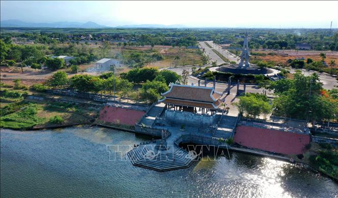 Trong ảnh: Đền tưởng niệm - Bến thả hoa bờ bắc sông Thạch Hãn, phường An Đôn, thị xã Quảng Trị. Ảnh: Hồ Cầu-TTXVN
