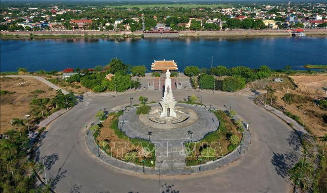 Photo: Quang Tri citadel is a special national relic, a venue, where the younger generation and tourists learn something about Vietnam’s patriotic tradition and glorious history. VNA Photo: Hồ Cầu