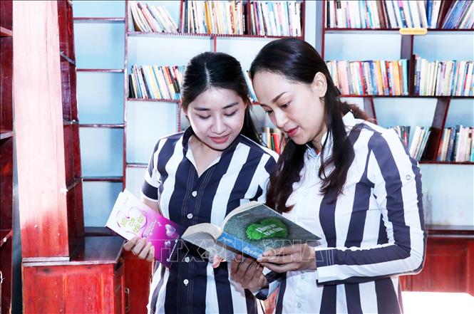 Trong ảnh: Các nữ phạm nhân trại giam Thủ Đức tham gia đọc sách tại thư viện của Trại. Ảnh: Xuân Khu-TTXVN
