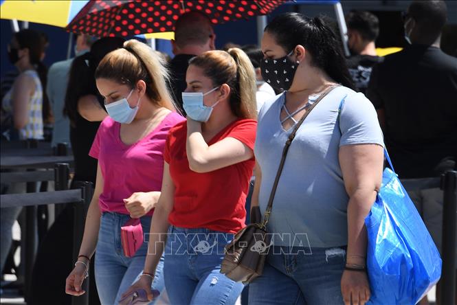 Trong ảnh: Người dân đeo khẩu trang phòng lây nhiễm COVID-19 tại California, Mỹ ngày 4/7/2020. Ảnh: AFP/TTXVN