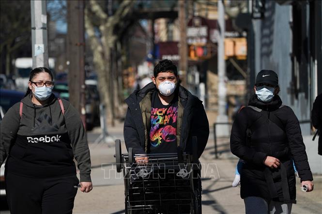 Trong ảnh: Người dân đeo khẩu trang phòng lây nhiễm COVID-19 tại New York, Mỹ ngày 4/4/2020. Ảnh: AFP/TTXVN