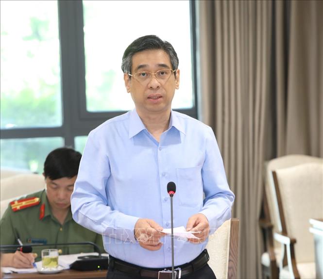 Trong ảnh: Phó trưởng Ban Dân vận Trung ương Nguyễn Phước Lộc báo cáo tại buổi làm việc. Ảnh: Văn Điệp - TTXVN