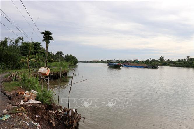 Trong ảnh: Nhiều đoạn sạt lở sâu vào đất liền gần 4m. Ảnh: Hữu Chí - TTXVN
