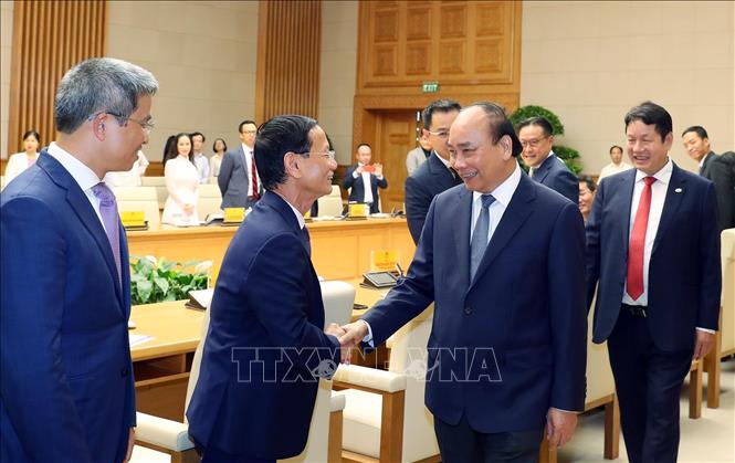Trong ảnh: Thủ tướng Nguyễn Xuân Phúc với lãnh đạo các doanh nghiệp tiêu biểu. Ảnh: Thống Nhất- TTXVN