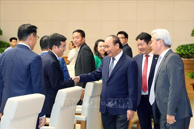 Trong ảnh: Thủ tướng Nguyễn Xuân Phúc với lãnh đạo các doanh nghiệp tiêu biểu. Ảnh: Thống Nhất- TTXVN