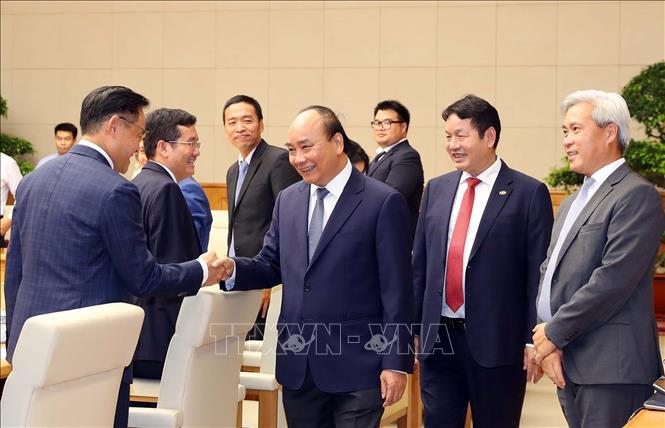 Trong ảnh: Thủ tướng Nguyễn Xuân Phúc với lãnh đạo các doanh nghiệp tiêu biểu. Ảnh: Thống Nhất- TTXVN
