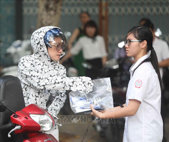 Trong ảnh: Thí sinh tới điểm thi Trường THPT Cầu Giấy dự thi môn Ngữ Văn. Ảnh: Thanh Tùng - TTXVN