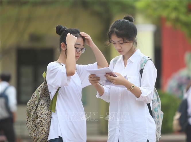 Trong ảnh: Thí sinh tranh thủ ôn lại kiến thức trước khi vào phòng thi. Ảnh: Thanh Tùng - TTXVN