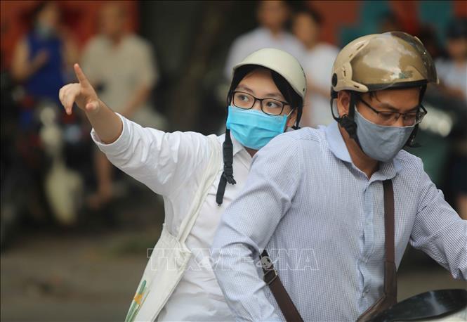 Trong ảnh: Thí sinh tới điểm thi Trường THPT Cầu Giấy dự thi môn Ngữ Văn. Ảnh: Thanh Tùng - TTXVN