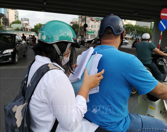 Trong ảnh: Thí sinh tranh thủ ôn lại kiến thức trước khi vào phòng thi. Ảnh: Thanh Tùng - TTXVN