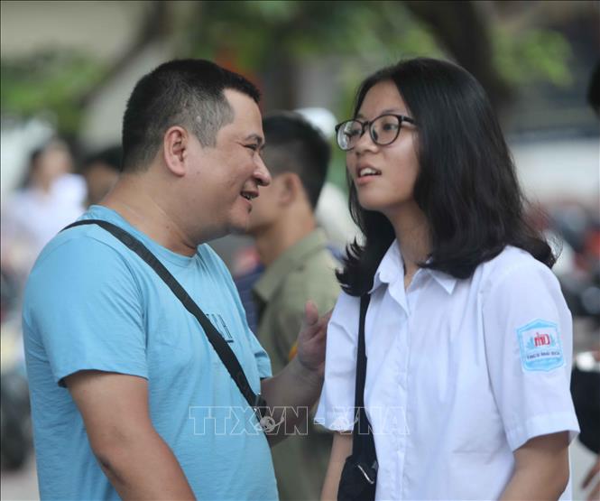 Trong ảnh: Thí sinh tới điểm thi Trường THPT Cầu Giấy dự thi môn Ngữ Văn. Ảnh: Thanh Tùng - TTXVN