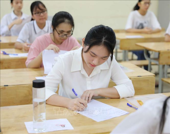 Trong ảnh: Thí sinh trước giờ làm bài môn Ngữ Văn tại điểm thi Trường THPT Cầu Giấy. Ảnh: Thanh Tùng - TTXVN