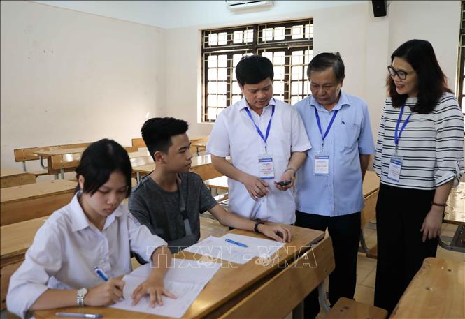 Trong ảnh: Phó Chủ tịch UBND thành phố Hà Nội Ngô Văn Quý kiểm tra kỳ thi tại điểm thi Trường THPT Cầu Giấy. Ảnh: Thanh Tùng - TTXVN