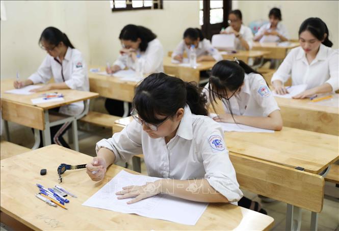 Trong ảnh: Thí sinh trước giờ làm bài thi môn Ngữ Văn tại điểm thi Trường THPT Cầu Giấy. Ảnh: Thanh Tùng - TTXVN