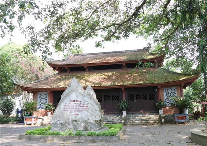 Trong ảnh: Bia đá ghi dấu sự kiện ra đời ngày 27/7 và Nhà tưởng niệm Bác Hồ trong Khu di tích. Ảnh: Hoàng Nguyên - TTXVN