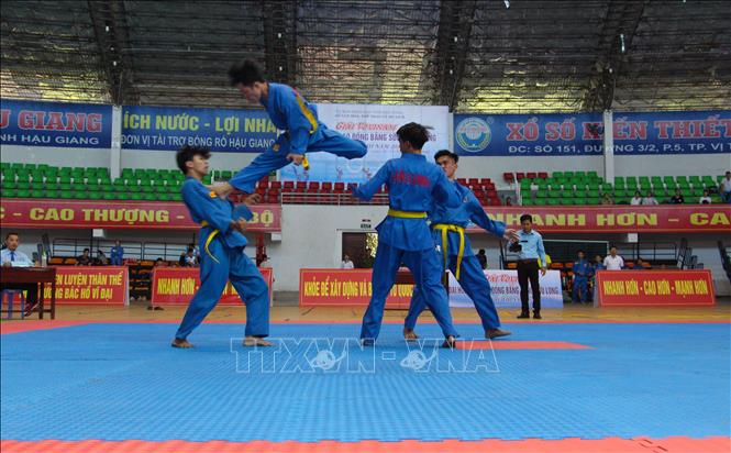 Trong ảnh: Các vận động viên thi đấu nội dung đòn chân tấn công nam (nội dung quyền). Ảnh: Hồng Thái - TTXVN