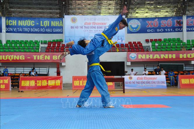 Trong ảnh: Các vận động viên thi đấu nội dung đòn chân tấn công nam (nội dung quyền). Ảnh: Hồng Thái - TTXVN